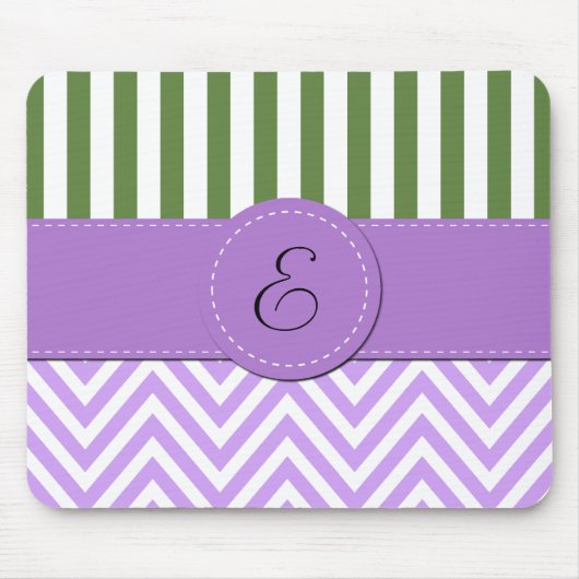 Lila Zigzag, Zickzack, grüne Streifen, Monogramm Mousepad (Vorne)