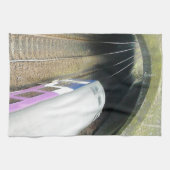 Lila Zug, Bahngleise, Tunnel, Reisen Geschirrtuch (Horizontal)