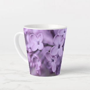 Lila Zweige der Lilac-Blume Milchtasse