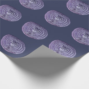 Lila-Zwiebelmuster auf tief gedämpftem navyblauem Geschenkpapier