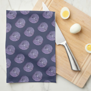 Lila-Zwiebelmuster auf tief gedämpftem navyblauem Geschirrtuch