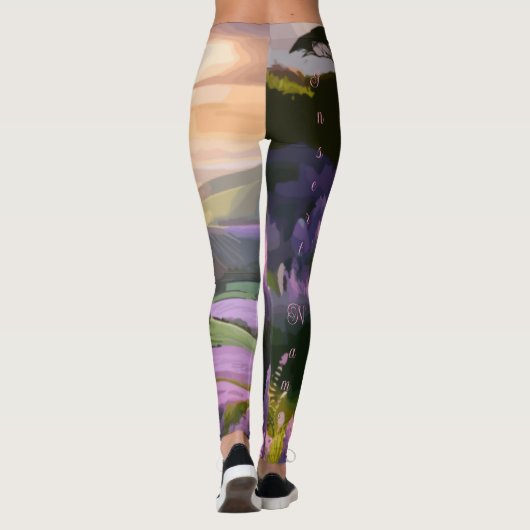 Lilac Blooms: Hillside Art am Sonnenuntergang Leggings (Rückseite)