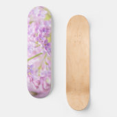 Lilac Blume Mist Skateboard (Vorderseite)