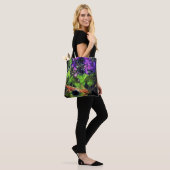 Lilac-Blume und Blätter in geschnitztem Mosaik Tasche (Am Model)