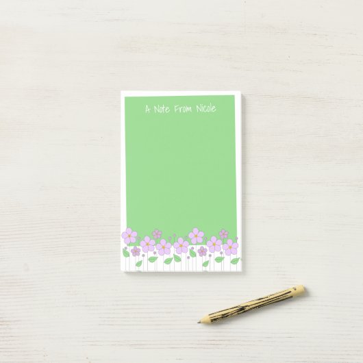 Lilac-Blume und Grüne Post-It-Notes Post-it Klebezettel (Auf Schreibtisch)