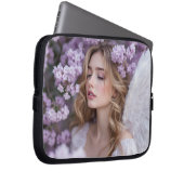 Lilac Dreams - Serene Spring Angel Laptopschutzhülle (Vorne Rechts)