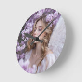 Lilac Dreams - Serene Spring Angel Runde Wanduhr (Winkel)
