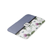 Lilac Floral Monogram Badematte (Schrägansicht)