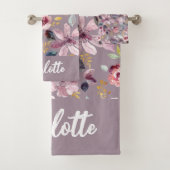 Lilac Floral Pattern Monogram Badhandtuch Set (Insitu)