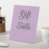 Lilac Gift Table Sockelschild (In SItu)