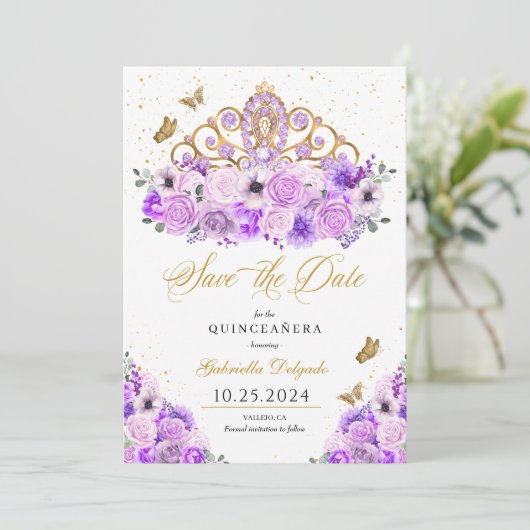Lilac & Gold Tiara Save the Date Quinceañera Einladung (Stehend Vorderseite)