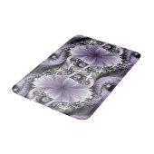 Lilac Illusion Abstraktes florales Fraktal Kunstfa Badematte (Schrägansicht)