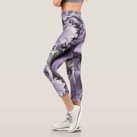 Lilac Illusion Abstraktes florales Fraktal Kunstfa Capri Leggings (Links)