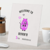 Lilac-Katze Sockelschild (In Situ)