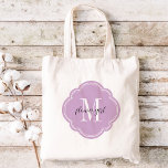 Lilac Lila Monogram Flower Girl Tote Bag Tragetasche<br><div class="desc">Niedlich trendige mit Monogramm Hochzeitsfeier Tote Taschen personalisiert mit einer benutzerdefinierten Monogramm-Initial,  Blume Mädchen Text oder fügen Sie einen Namen oder andere Nachricht. Klicken Sie auf Anpassen,  um Schriftart und Farben zu ändern,  um ein einzigartiges Geschenk für Ihre Brautmädchen und Hochzeitsfeier zu schaffen!</div>