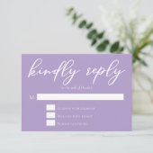 Lilac Lila White Script Wedding RSVP Karte (Stehend Vorderseite)