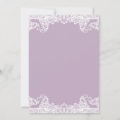 Lilac Mauve & White Lace Elegante Hochzeit Einladung (Rückseite)