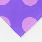 Lilac polka dots on periwinkle fleecedecke (Ecke)