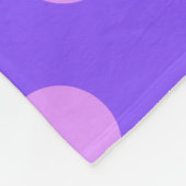 Lilac polka dots on periwinkle fleecedecke (Ecke)