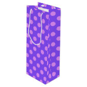 Lilac polka dots on periwinkle geschenktüte für weinflaschen (Vorderseite Schrägansicht)