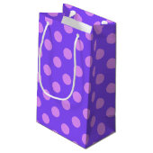 Lilac polka dots on periwinkle kleine geschenktüte (Rückseite Schrägansicht)