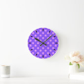 Lilac polka dots on periwinkle runde wanduhr (Zuhause)