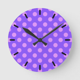 Lilac polka dots on periwinkle runde wanduhr