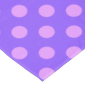Lilac polka dots on periwinkle tischdecke (Schrägansicht)