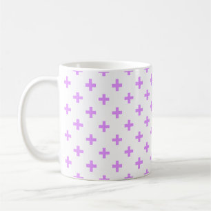 Lilac polka kreuzt auf weiß kaffeetasse