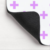 Lilac polka kreuzt auf weiß mousepad (Ecke)