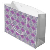 LILAC RAUTE STRICK Große Geschenktasche Geschenktüte (Rückseite Schrägansicht)