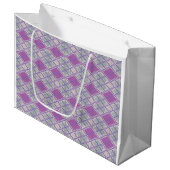 LILAC RAUTE STRICK Große Geschenktasche Geschenktüte (Vorderseite Schrägansicht)