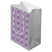LILAC RAUTE STRICK Mittlere Geschenktüte (Rückseite Schrägansicht)