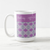 LILAC RAUTE STRICK "Stricken + Kaffee" Große Tasse (Links)