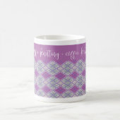 LILAC RAUTE STRICK "Stricken + Kaffee" Weiße Tasse (Mittel)