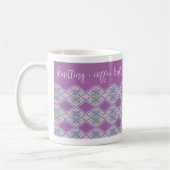 LILAC RAUTE STRICK "Stricken + Kaffee" Weiße Tasse (Links)