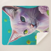 Lilac Siamese cat in Lilac Blume auf Aquamarinen Sherpadecke (Vorderseite (Horizontal))