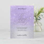 Lilac silber monogramm inital ombre Glitzer Hochze Einladung (Stehend Vorderseite)