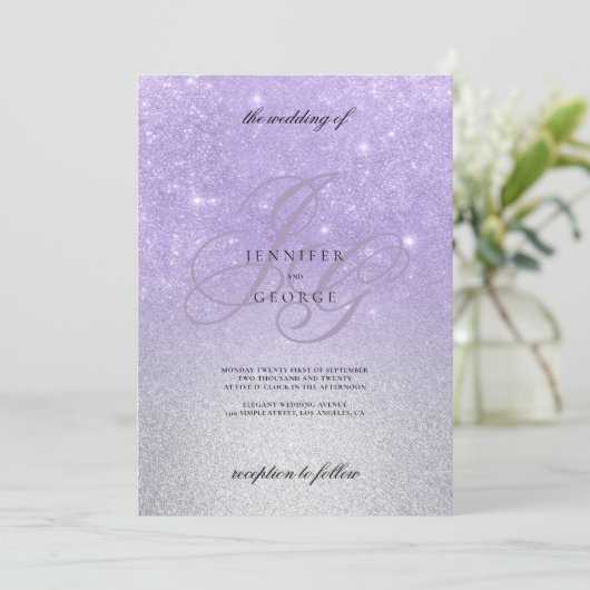 Lilac silber monogramm inital ombre Glitzer Hochze Einladung (Stehend Vorderseite)