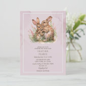 Lilac Spring Bunny Baby Dusche Einladung (Stehend Vorderseite)