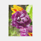 Lilac tulips an einem sonnigen Tag Fleecedecke (Vorderseite)