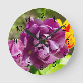 Lilac tulips an einem sonnigen Tag Runde Wanduhr