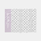 Lilac und Gray Trellis Monogram | Editierbare Farb Fleecedecke (Vorderseite (Horizontal))