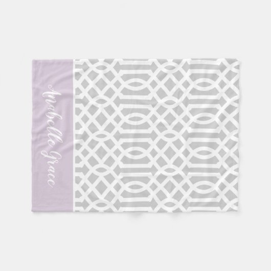 Lilac und Gray Trellis Monogram | Editierbare Farb Fleecedecke (Vorderseite (Horizontal))