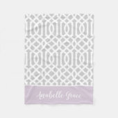 Lilac und Gray Trellis Monogram | Editierbare Farb Fleecedecke (Vorderseite)