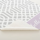 Lilac und Gray Trellis Monogram | Editierbare Farb Sherpadecke (3/4)