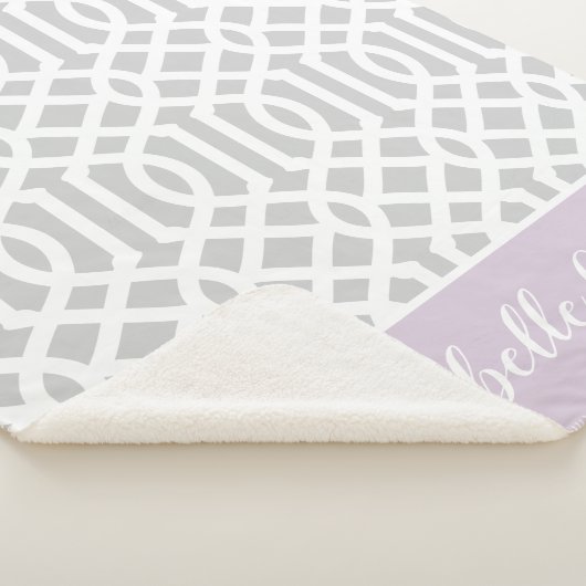 Lilac und Gray Trellis Monogram | Editierbare Farb Sherpadecke (3/4)