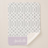 Lilac und Gray Trellis Monogram | Editierbare Farb Sherpadecke (Vorderseite)