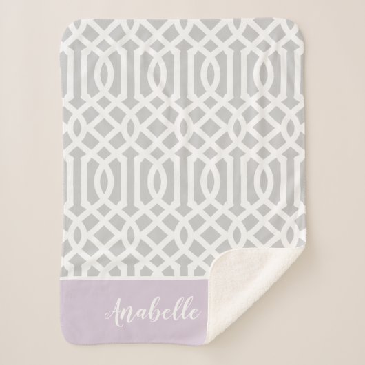Lilac und Gray Trellis Monogram | Editierbare Farb Sherpadecke (Vorderseite)