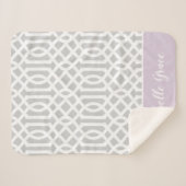 Lilac und Gray Trellis Monogram | Editierbare Farb Sherpadecke (Vorderseite (Horizontal))